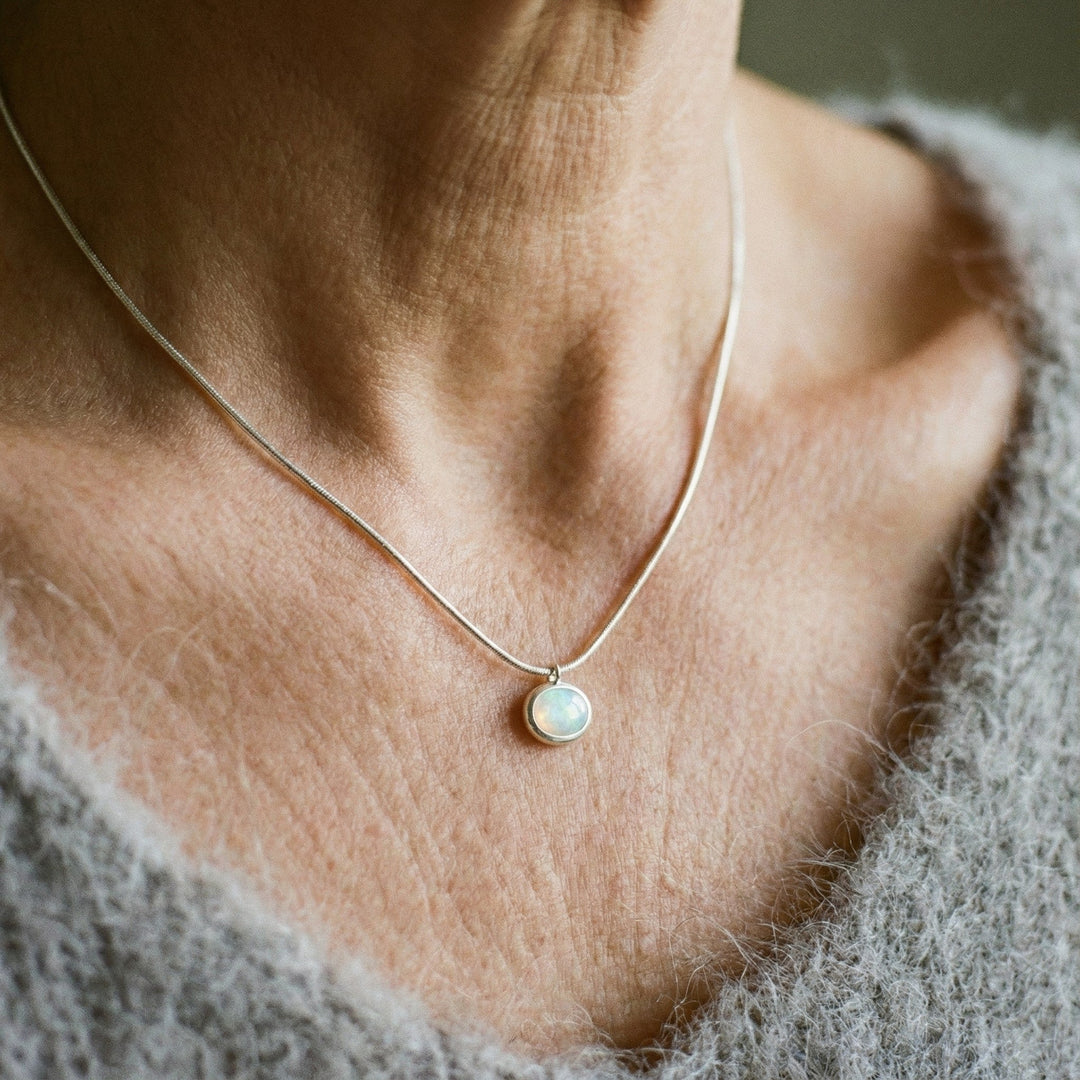 Classic Silver Collar with Solitaire Pendant